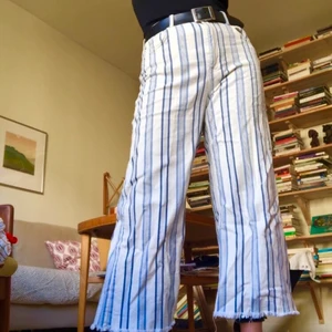 Randiga jeans - Ett par fett balla jeans med lite slitning. Rak passform och passar även mindre storlekar om man har skärp till. Vid fler intresserade blir det budgivning i kommentarerna! 