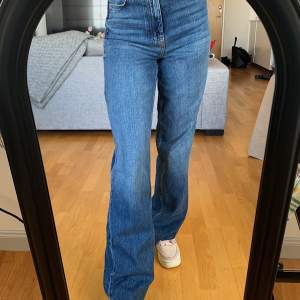Fina och sköna jeans från Zara i nyskick, endast använda ett fåtal tillfällen. Jättesnygg passform och dom är riktigt långa!🤩 Säljer då dom är lite stora i midjan på mig💞