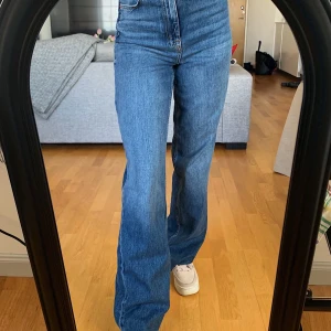 Zara jeans - Fina och sköna jeans från Zara i nyskick, endast använda ett fåtal tillfällen. Jättesnygg passform och dom är riktigt långa!🤩 Säljer då dom är lite stora i midjan på mig💞