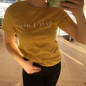 Hm tröja - Gul tröja med motivet ”Self-love”. Den är knappt använd. Frakt tillkommer:)