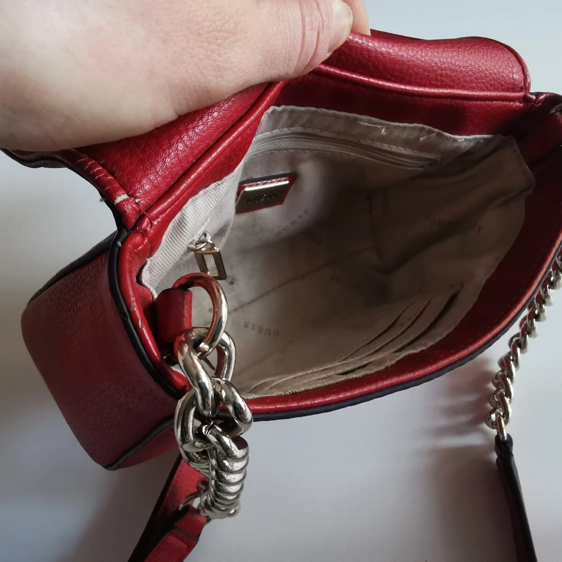 Guess röd liten axelväska  - 90