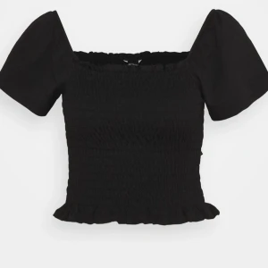 Topp från Monki - Fin svart topp från Monki som passar till allt. Den är i nyskick!