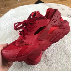 Nike air Huaraches Herr, storlek 46. Jätte fint skick och endast använda ett fåtal gånger. Säljes för 550kr + 66kr frakt 