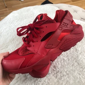 Nike air Huaraches Herr - Nike air Huaraches Herr, storlek 46. Jätte fint skick och endast använda ett fåtal gånger. Säljes för 550kr + 66kr frakt 