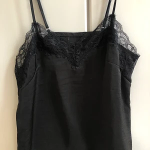 Spetslinne  - Ett gulligt nattlinne som har en fin spets längst kanten💗 står ingen storlek men skulle gissa på XS eller S