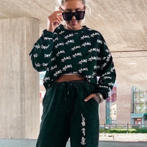 X Ribecka GangGang - Ganggang hoodien ifrån Ribeckas populära kollektion ifrån Madlady säljes oanvänd i storlek M. Frakten står jag för🌸