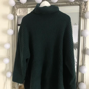 Stickad kofta med slits från H&M - En stickad kofta med slits på varje sida. Den är mörk grön och är super skön!! 