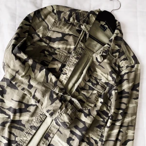 Skjorta/jacka  - Snygg camojacka/skjorta. Kan användas som jacka på våren. ✨ använd ca 5ggr