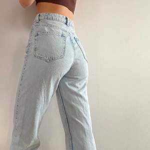 Säljer dessa fina jeans från weekday i den trendiga modellen ”rowe” storlek 25/30. Färgen är så fin nu inför våren! Välanvända men fortfarande i bra skick! 200kr och möts i Lund, annars tillkommer frakt(som såklart väljs av köparen)! Läs bio för mer info annars är det bara att höra av sig vid frågor ❤️❤️