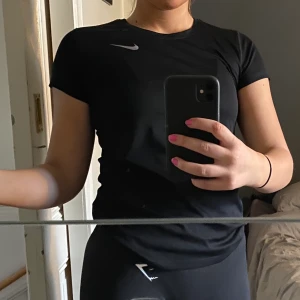 Träningströja - Från Nike, så fin och skön men använder aldrig. Jättefint skick 