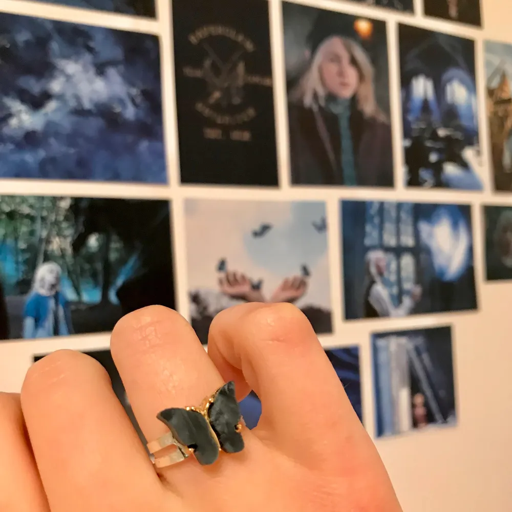 🦋Butterfly ring🦋 (svart/ blå/ vit/ rosa/ gul/ mörk grön) En reglerbar ring med en emaljerad skimrande fjäril i valfri färg♡ OBS! Andra bilden visar berlocker med hängen på, ringen är såklart utan hänge!. Accessoarer.