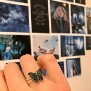 Fjärilsring  - 🦋Butterfly ring🦋 (svart/ blå/ vit/ rosa/ gul/ mörk grön) En reglerbar ring med en emaljerad skimrande fjäril i valfri färg♡ OBS! Andra bilden visar berlocker med hängen på, ringen är såklart utan hänge!