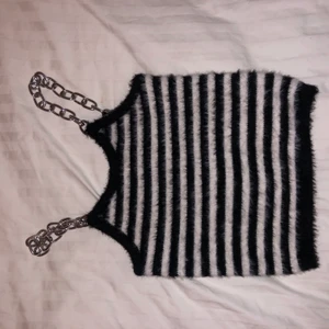 The Ragged Priest topp med kedja - ALDRIG ANVÄND! Superfint linne från The Ragged Priest som nu är slutsålt. Kostade 405kr men säljer nu för 250kr☺️ materialet är supermjukt och även stretchigt. Jag har storleken M men eftersom den är så stretchig passar den mig som är en xs också! Lägg ett bud eller köp direkt för utsatt pris.