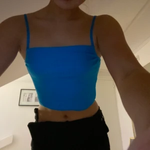 Linne från Zara - Ett helt oanvänt linne från Zara i storlek XS. Sitter super fint och färgen är väldigt fin, perfekt till sommaren! Bara att skriva för fler bilder så fixar jag det.🙌🏾