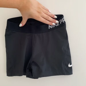 NIKE shorts - Ett par supersköna Nike träningsshorts i S