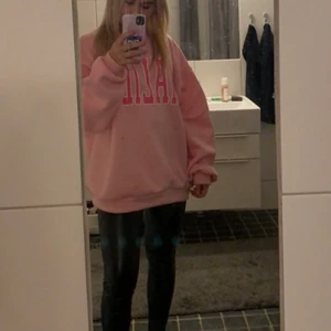 Oversized sweatshirt  - Snygg oversized sweatshirt, stl M men är mer som en L. Använd 1 gång! Frakt tillkommer💕