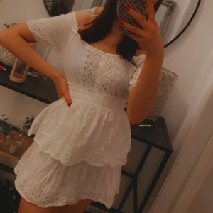 Sommarklänning från nakd x Iva nikolina - Sommarklänning från nakd x Iva Nikolina. Kort, vit off-shoulder. Skonsamt använd 💕