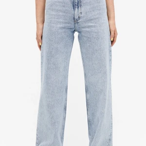 Monki Yoko jeans light blue - Fina monki jeans, säljes då de är lite långa på mig. Är i använt skick så därav lite slitna nertill och har en liten foundation fläck på benet men inget som syns om man inte tänker på de. Skickar egna bilder vid intresse💕. BUD eller säljes för 125, köparen står för frakten🤗💓