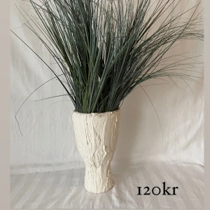 Stor kruka i spackel 🤍 - Hej allihopa!✨ Vi är ett uf-företag som köper in inredningsdetaljer second hand för att göra om dom till en ny, modern produkt 🤍  Vi bidrar till en bättre miljö samtidigt som vi ger dig den där extra känslan i hemmet ✨🤍 frakt tillkommer.