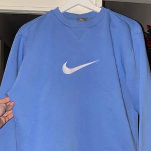 !!ÄKTA!! Vintage Nike sweatshirt i storlek s/m, väldigt trendig just nu och oversized i storleken. köptes av min mamma i 90-talet men i sjukt bra skick. Jag har tyvärr knappt använt den och nu är den för kort i armarna. Har också en likadan i röd Buda 🤍