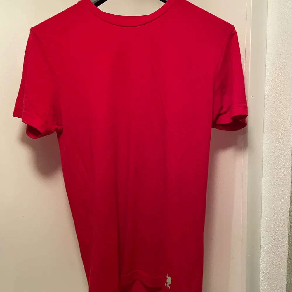 Säljer två t-shirt:ar en är från Polo Ralph Lauren med camouflage mönster (se bild 1-2). En röd tröja från us polo medföljer i priset. Båda tröjorna är i väldigt bra skick (knappt använd). . T-shirts.