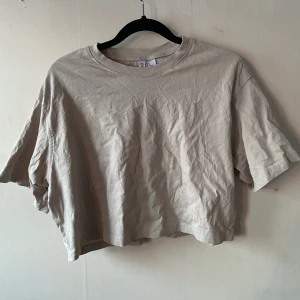 Crop top - Använd en gång ungefär men tycker inte om crop tops så bestämde mig för att sälja den!