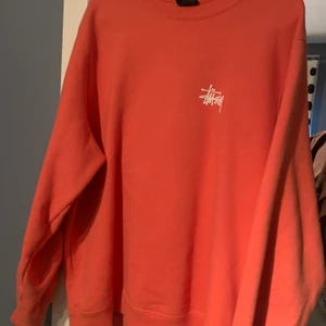 Stussy Sweatshirt - Väldigt snygg peach-färgad stussy tröja i M. 8/10 inget fel på den alls! 1099 ny 