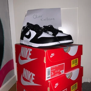 Nike dunk low white & black - Tjenare!! Har nu lite skor för er med mindre fötter :) Säljer helt nya dunk lows!  Storlekar: EU35 x3  Ta dom för 949kr/st inkl. frakt!