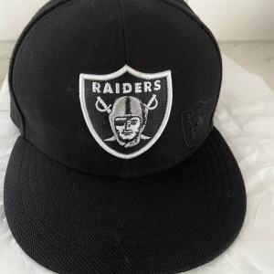 Raiders keps barn stl :53,9 cm - Raiders keps barn stl :53,9 cm nästan oanvänd, köpt i USA