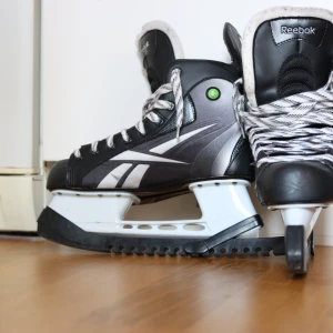 Reebok skridskor - Sparsamt använda Reebok-skridskor. Skulle gärna haft kvar de, men är för bredfotad för de. Ord. Pris:1100kr.