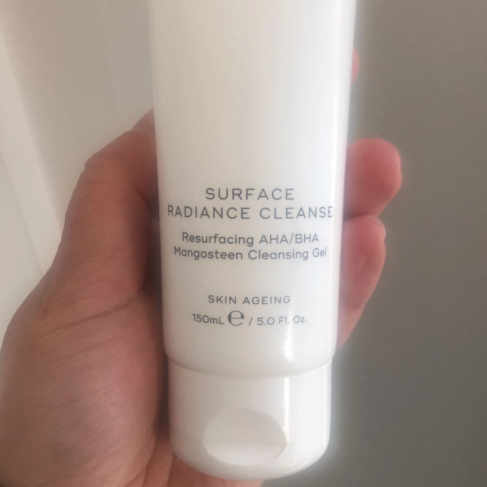 Har bara testat den ett par gånger, så det är väldigt lite som har tagits av den. Surface Radiance Cleanse är en rengöringsgele som effektivt tar hand om problem hos fet och blank hud med stora porer. poreCleanse är särskilt framtagen för djuprengöring av porerna och daglig exfoliering. Salicylsyra (BHA) exfolierar, förhindrar porerna från att täppas igen, slätar ut fina linjer/rynkor, stimulerar ny celltillväxt och minskar inflammation. Mjölksyra (AHA) återfuktar och exfolierar samt reducerar rynkor och pigmentmissfärgningar. . Övrigt.