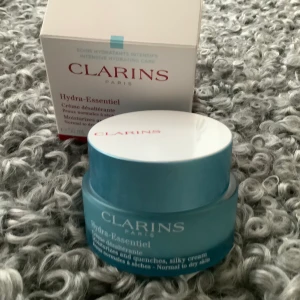 Dagkräm Clarins - ”Clarins Hydra essential normal/dry skin” lätt dagkräm för dig med normal/torr hy. Fräsch mild doft. Återfuktar och ger fin lyster. Inköpt på Landvetter flygplats i januari. Testat 2 ggr m spatel. (Jag behöver en fetare variant) nypris 450-550kr