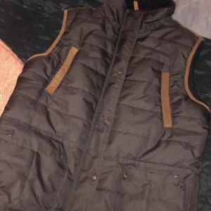Fin stall väst  - En jättefin väst i storlek L men passar M också.  köparen står för frakt om den ska skickas.