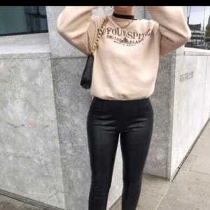 Slutsåld Beige crewneck - Säljer denna asfina beiga crewneck! Storlek M och sitter lite oversize på mig som vanligtvis är S, skriv gärna om du vill ha mer bilder🤍 Buda gärna i kommentererna! 