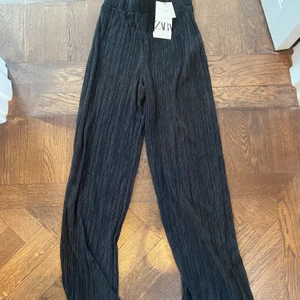 Byxor ZARA - Fina pösigare byxor från zara, nya med prislapp! Passar xs-s