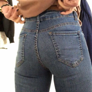 Amisu - Skinny Mid waist jeans - Jeans från Amisu, normalmidjade/mid waist i storlek XS men passar mig som har strl S/M! Sjukt fina men kommer tyvärr inte till användning