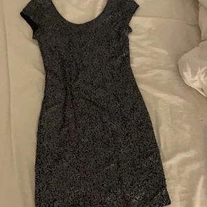 Från hm, storlek 34 - En glitter klänning som sitter tight. Är i storlek 34. Den är för liten på mig har endast använt den en gång vid nyår för några år sen. Säljer för 50kr