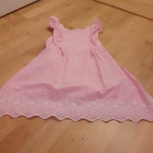 Barn klänning storlek 104, knappt använd och fint skick