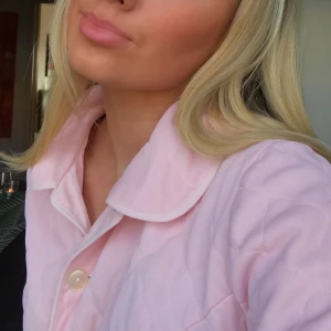 Rosa kofta - Superfin rosa kofta ish och världens skönaste material. Färgen visas bäst på första bilden!🥰