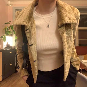 Kort vår jacka - Super söt kort liten vår jacka i mjukt tyg/päls imitation, jättefin till våren/hösten 💜