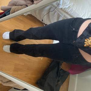Svarta lågmidjade jeans med lös passform. Från Lindex. I st 40. Är vanligt viss en 34/36 men ville ha dom lite Vera baggy så dess är perfekta. Perfeka i längden på mig som är 164cm ‼️BUDA‼️ 