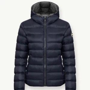 Colmar jacka stl 46 - Blå Colmar jacka köpt på NK. Jättebra skick, har inte kommit till mycket använding. Äkta och har kod. Stl 46(italienskt) så passar stl 36/38/40 i våra storkekar. 