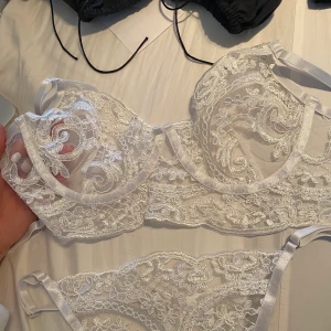 Spets bh set - Ser från SHEIN köpt för 110 kr. Sann till storlek och passar främst c-kupa men går och reglera mycket så säkert till lite mindre med. Överdelen bara testad, inte underdelen. Oanvänt🤍 Går och frakta om köparen står för frakten, är fler intresserade är de högstbjudande