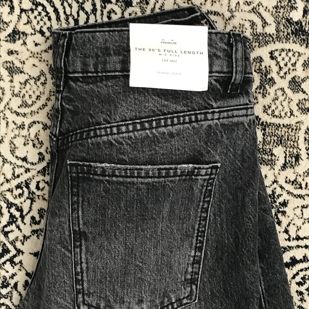 Säljer ett para super snygga jeans från zara i storlek 36 som är slutsålda. Råkade beställa två lika Dan par 🥰 Och en tröja med öppning i ryggen i storlek s. Köparen står för frakten . Jeans & Byxor.