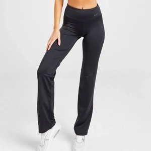 Utsvängda träningsbyxor Nike - Säljer dessa snygga utsvängda träningsbyxor från Nike, jag är 172 cm lång. Buda gärna å köparen står för frakt:)) 