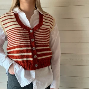 Väst - Stickad väst Färg: röd/vit Fler bilder? Kontakta oss!