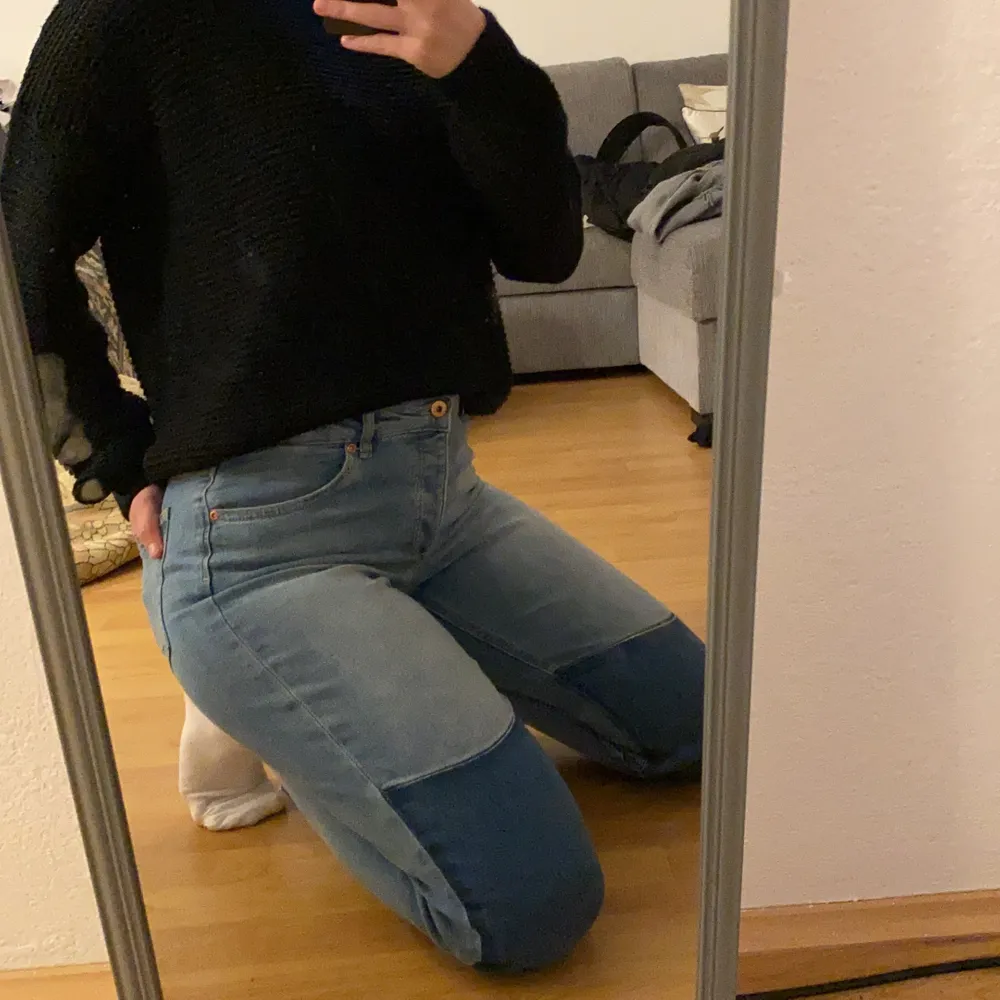 Säljer ett par trendiga patched jeans från H&M!! Väldigt sköna i storlek 40 men passar 38 med! Frakt på 66kr tillkommer✨. Jeans & Byxor.