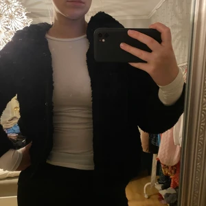 Svart Teddyjacka i storleken S - Jättesnygg Teddyjacka från Vero Moda med en jätte stor och mysig luva! Väldigt skön och relativt varm, passar perfekt till våren och hösten🤩 priset kan diskuteras! Köparen står för frakten❤️