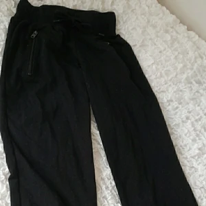 Svarta mjukis byxor - Säljer dessa mjukis byxor för att det är försmå för mig. Dem har två fickor på vadera sida. Är i storlek XS men passar även S. Det är en fin passform 