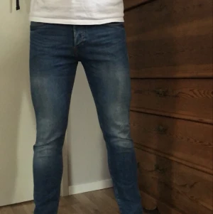 Blå jeans Hm - användbara blåa jeans från hm i en mer slim fit. Dessa är i mycket bra skick och passar någon som är ca 190 lång✨✨